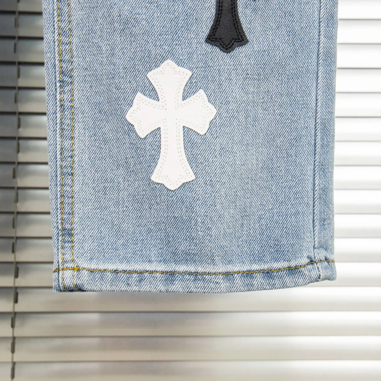 P240 Chrome Hearts light blue, black and white multi-quick leather couple jeans are a hot item this season and are sought after by countless celebrities and fashionistas. The neat details of the cutting process add color to the playful fashion! The neat and meticulous design, and the well-fitting structure is unique. The upper body not only has outstanding recognition, but also looks younger and younger. A style with the ultimate wearing meaning and performance, gorgeous color matching, and the craftsmanship of this style is also extremely extraordinary. After the finished product is washed, it is disassembled and hand-made with sheepskin cross leather and then spliced ​​together to complete. The whole piece has too many craftsmanship to describe. It is decorated with patchwork cross flowers and high-waisted washed jeans! ! Absolutely high-end luxury product, a god-level single product, a super popular product, made by top heavy industry, a magic weapon that cannot be missed. Style number: 1830# Size: 28 30 32 34 36 Color: light blue
